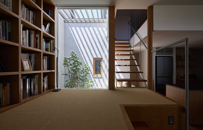 穏やかな光が差し込む中庭に面した踊り場コーナー