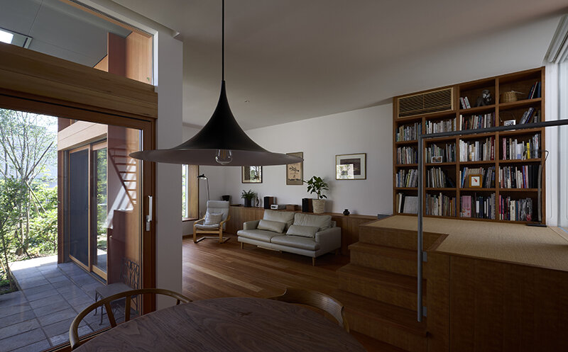 踊り場と本棚に囲まれた落ち着いたソファコーナー