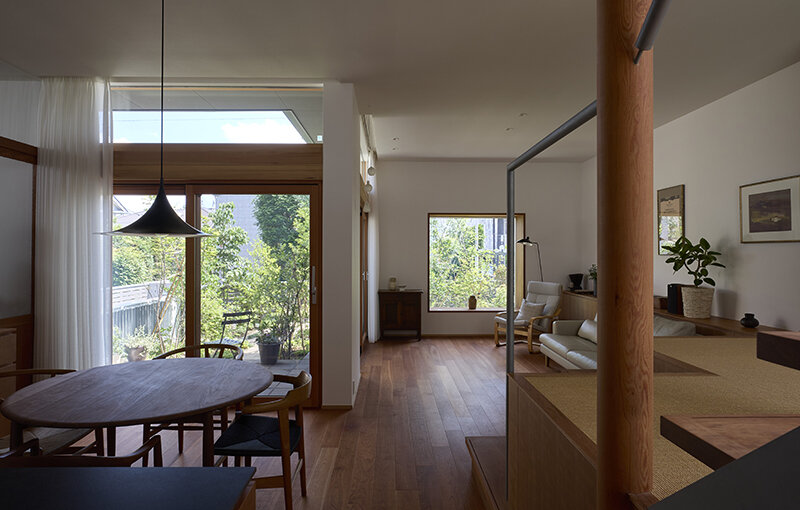 南庭の木立に張り出したリラックスコーナー